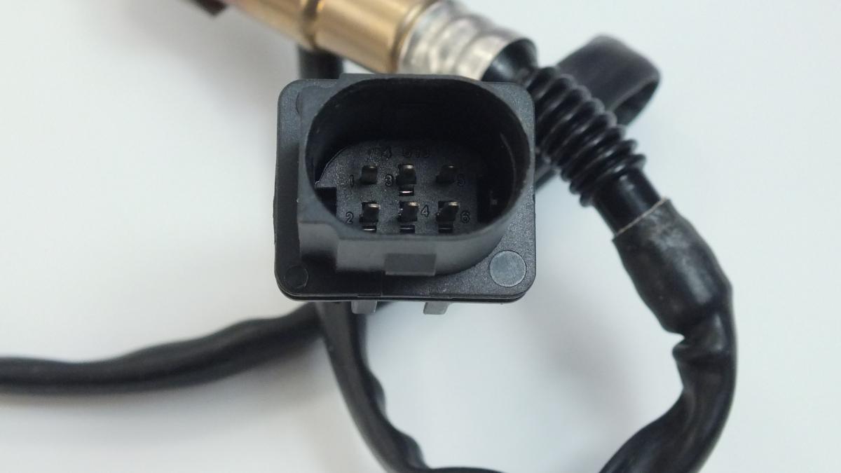 95560612930 oxygen sensor side view showing connector and wiring