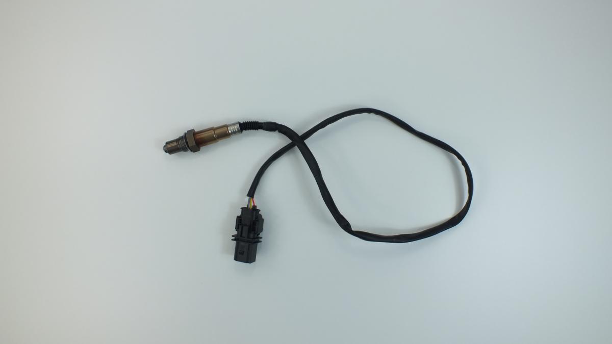95560612930 oxygen sensor detail showing sensing element and thread